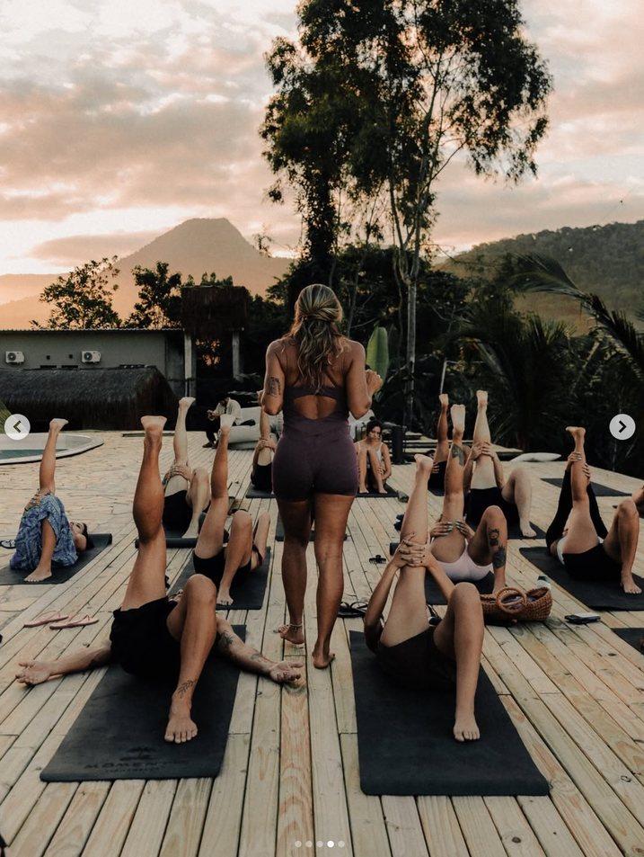 Prática de yoga em grupo