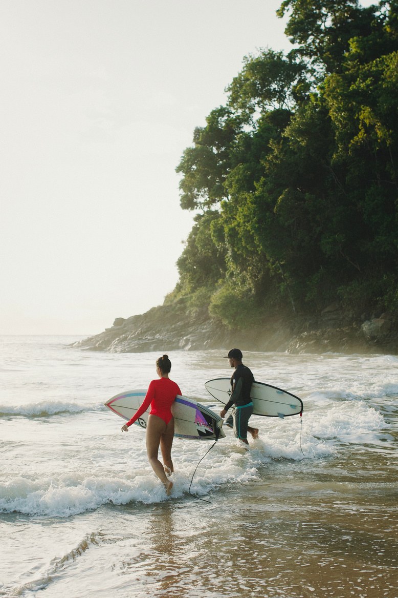 Aula de surf com professor no mar