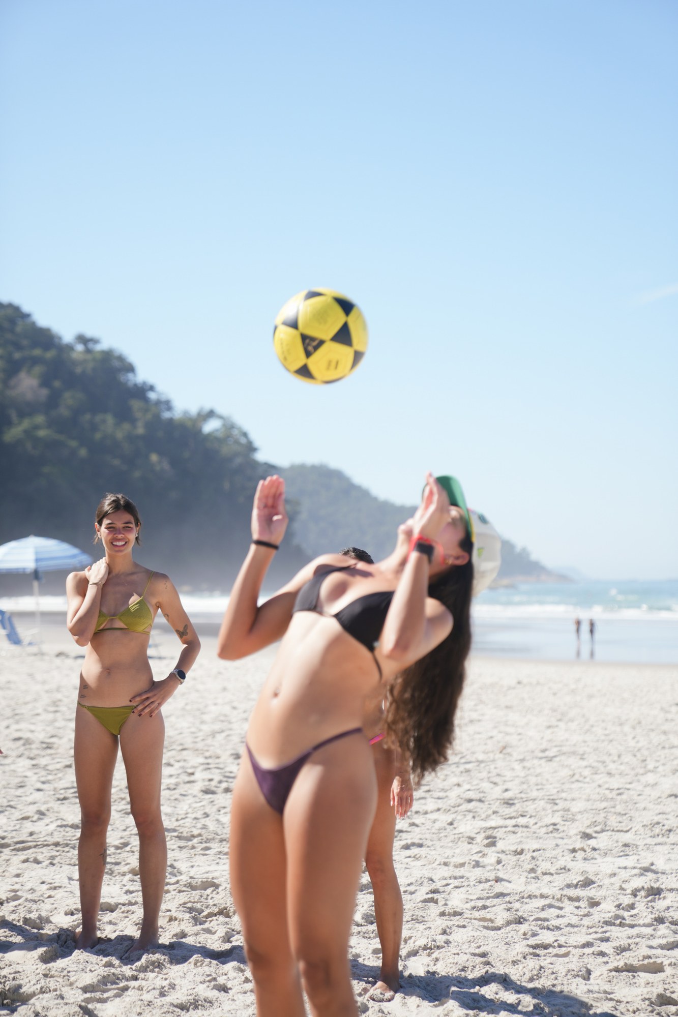 Movimento e altinha na praia