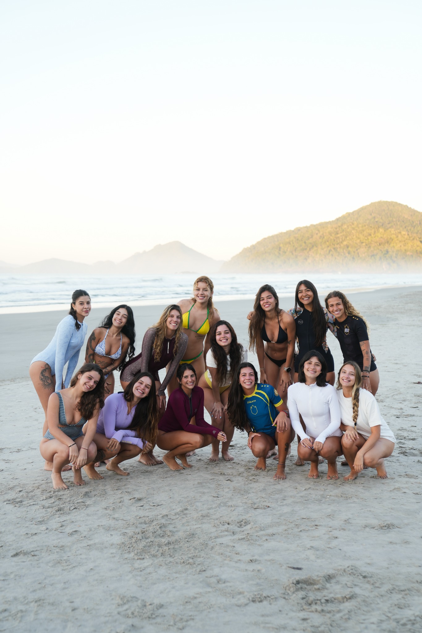 Amigas na praia em uma viagem Solar