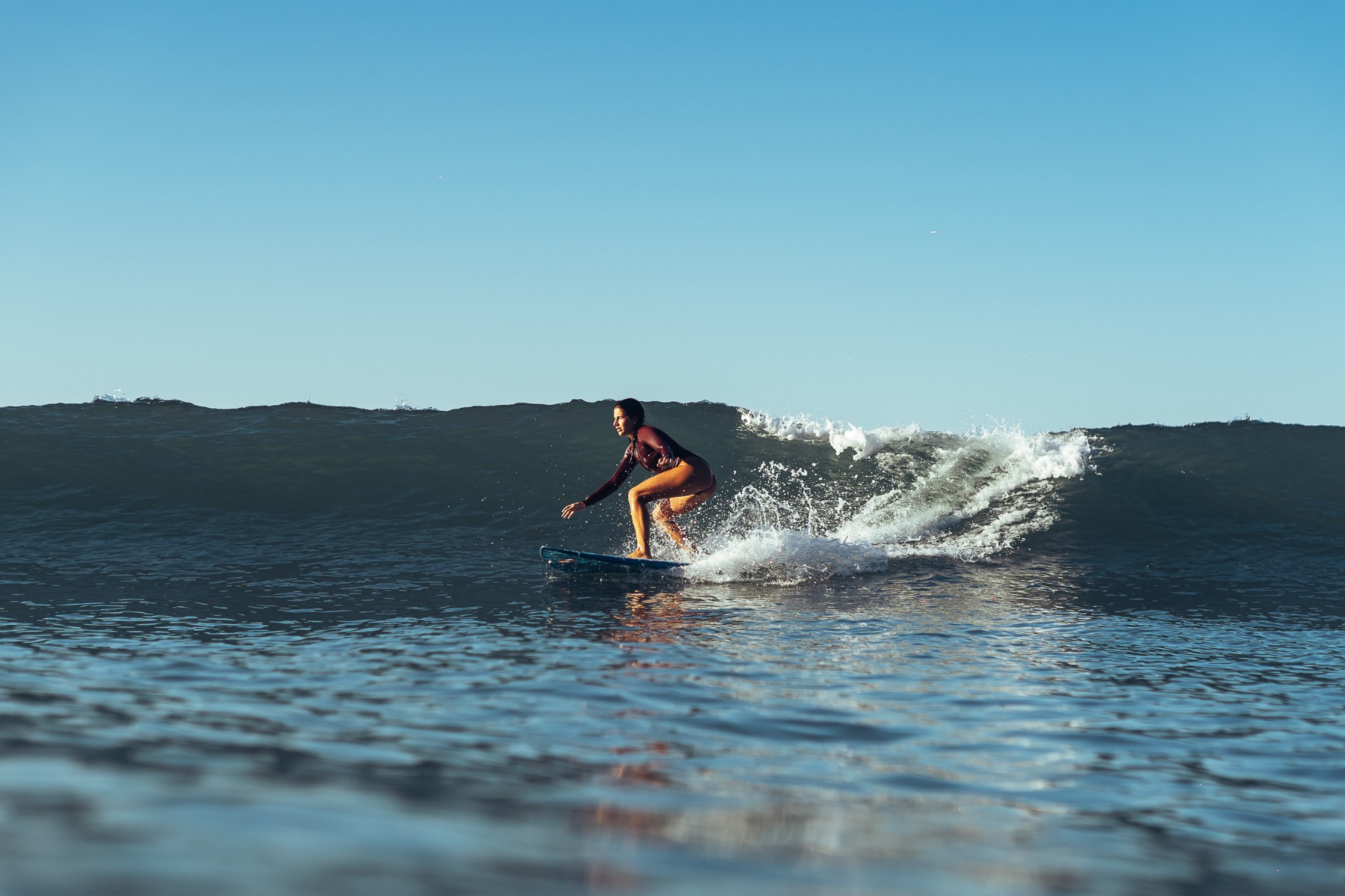 Surfista pegando uma onda
